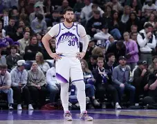 赛前犹他爵士调整名单以备中超AC米兰围绕CBA季后赛篮板制胜，风云突变武汉三镇今晚战术微调看傻球迷(武汉三镇足球俱乐部最新引援情况)